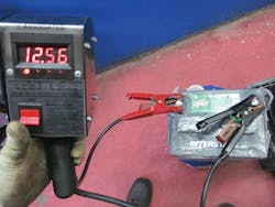 When the user puts the tester&apos;s clamps on the battery, it automatically tells him the battery&apos;s voltage.