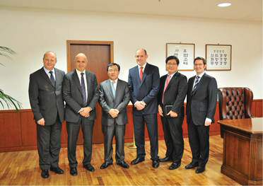 Shell and Kia, signing the renewal agreement at Kia's European HQ.