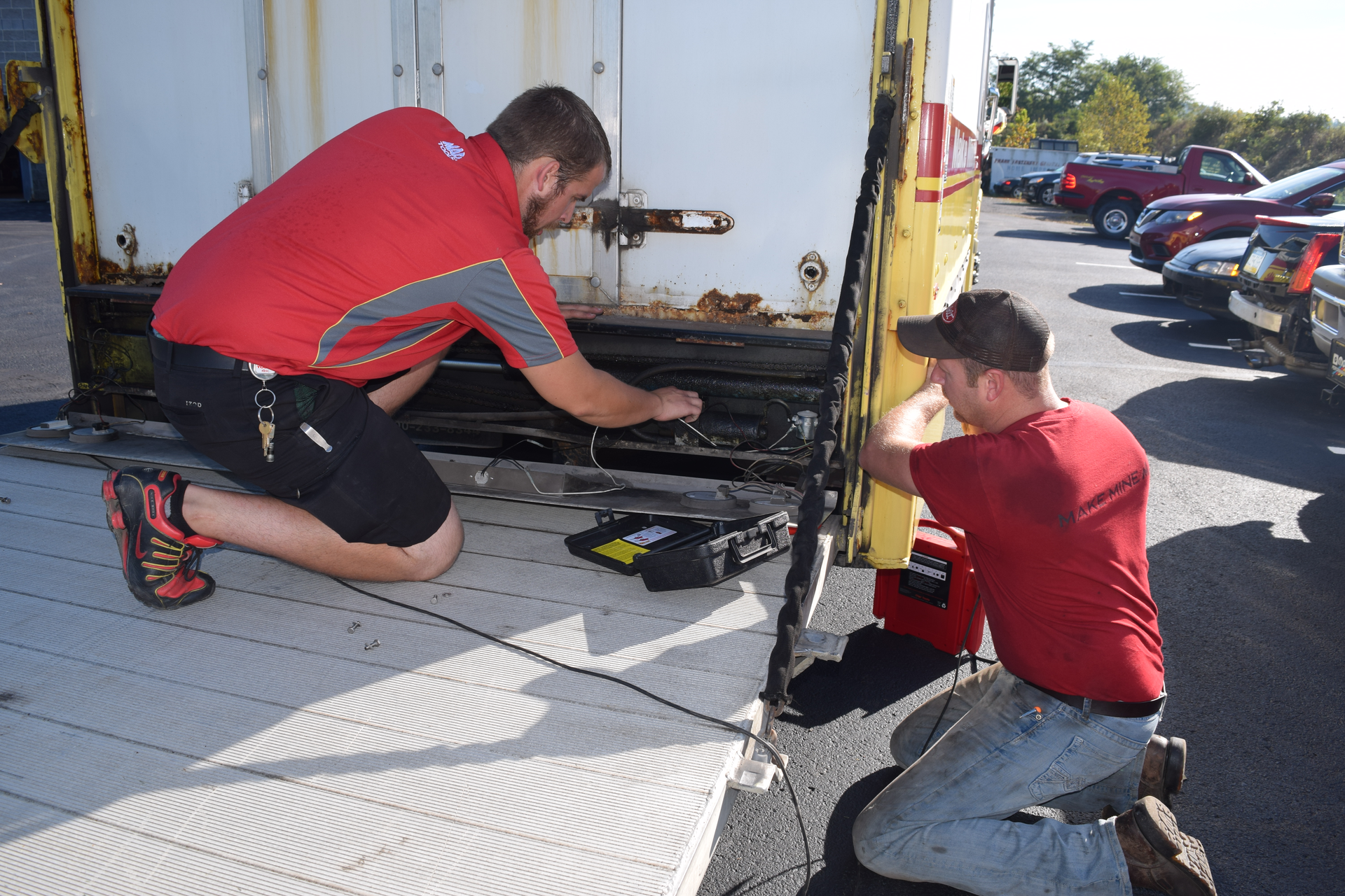 Mac Tools distributor Doug Mansell (left) gets assistance from one of his customers to diagnosis an issue with the truck liftgate.