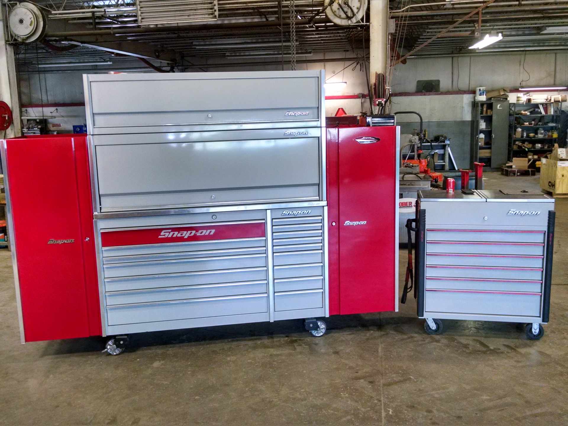 Corey Burton's 73' main box, workstations riser and overhead storage compartment in the arctic sliver color, two full-height side lockers in candy apple read and a 42' split top roll cart in arctic sliver with red drawers to match.