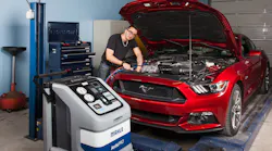 Technician Performing Ac Service 58d3d038ebfc6