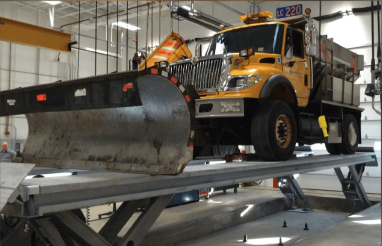 Flush mounting allows heavy duty vehicles with particularly low ground clearance to easily drive directly onto the SKYLIFT.