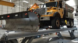Flush mounting allows heavy duty vehicles with particularly low ground clearance to easily drive directly onto the SKYLIFT.