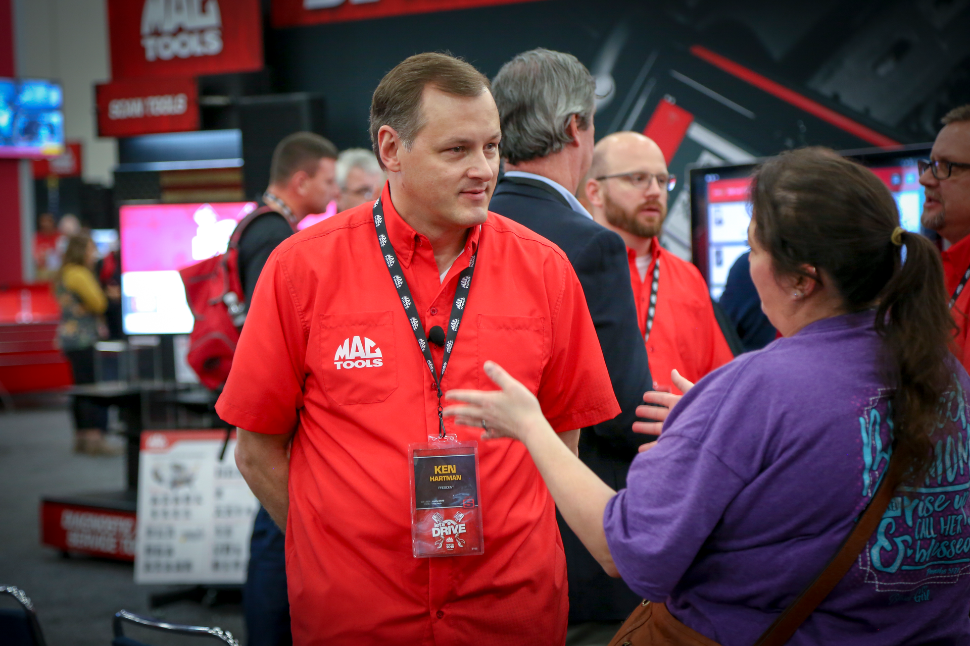 Mac Tools President Ken Hartman talks with a show-goer.