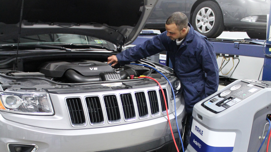 A major advantage for an internal refrigerant identifier is that it is fully integrated into the machine.