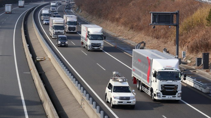 Daimler testing platooning technology in Japan earlier this year. Unrelated to this US DOT project.