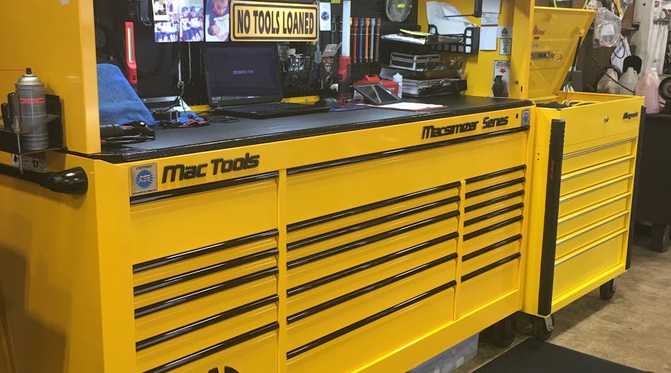 This Mac Tools Macsimizer Series box is 8&rsquo; long by 6&rsquo; high. It features a hutch and matching Snap-on tool cart.