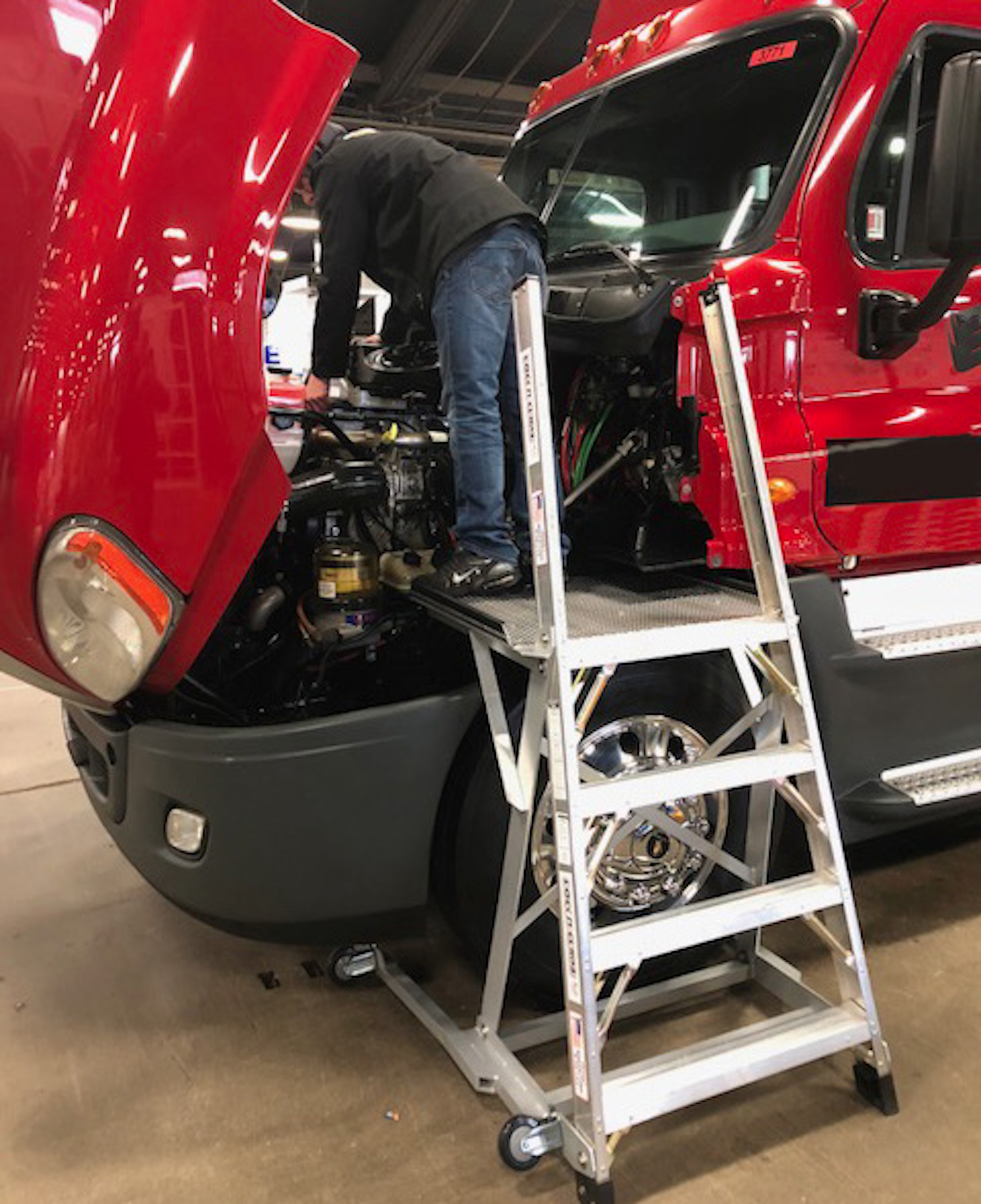 MROTRUCK Ergonomic Safety Ladder From LocknClimb Vehicle Service Pros