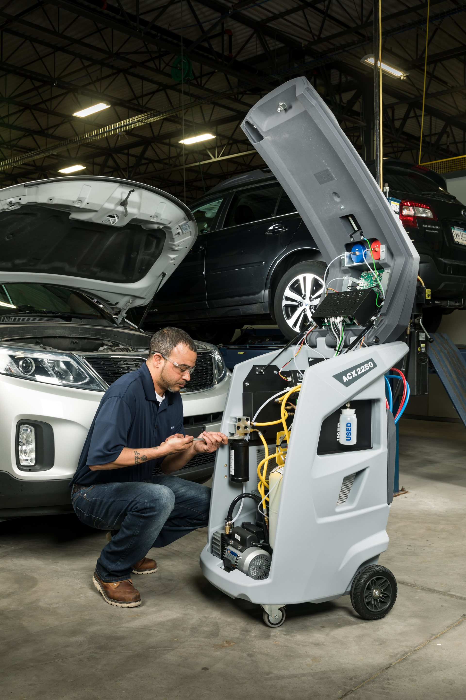 A technician works with MAHLE's ACX2250 service unit.
