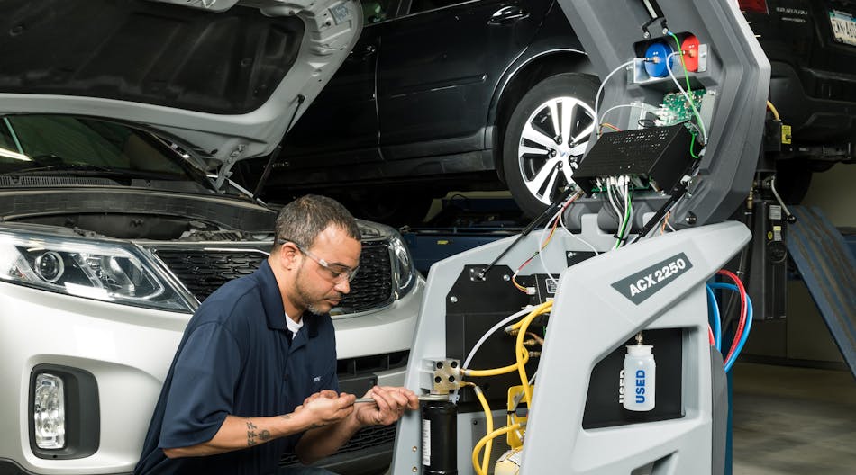 A technician works with MAHLE&apos;s ACX2250 service unit.