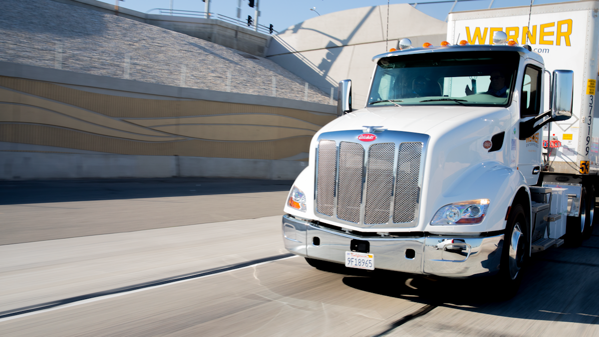 Werner Enterprises Selects Peterbilt Model 579ev For Pilot Program Vehicle Service Pros