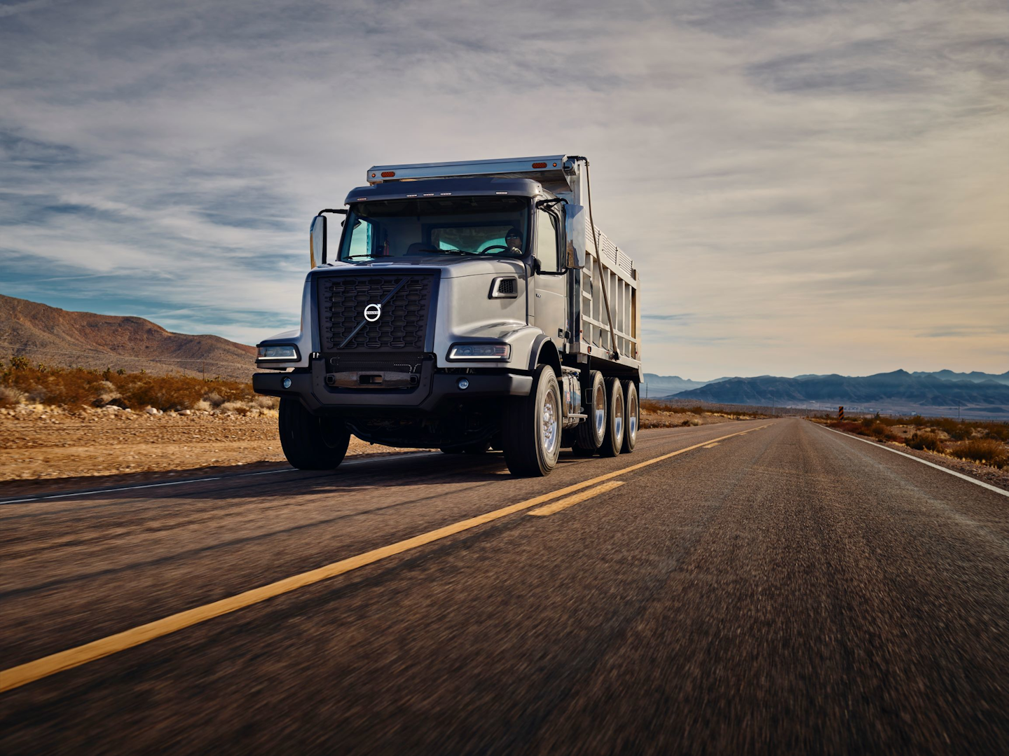 Восемь грузовик. Volvo VHD 2021. Новая Вольво тягач 2022. Volvo VHD 2020. Volvo Truck 2021.