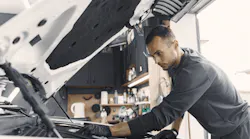 33ad534f Car Mechanic Technician Photo 109v05x000000000000028