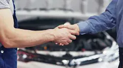 Bbcc6821 Husband Car Mechanic Woman Customer Make Agreement Repair Car 10a706t00000000000001o