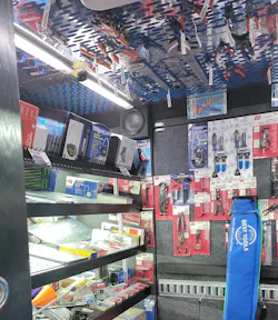 Everything is always kept in order, including the tools on the ceiling. Everything is always kept in order, including the tools on the ceiling.