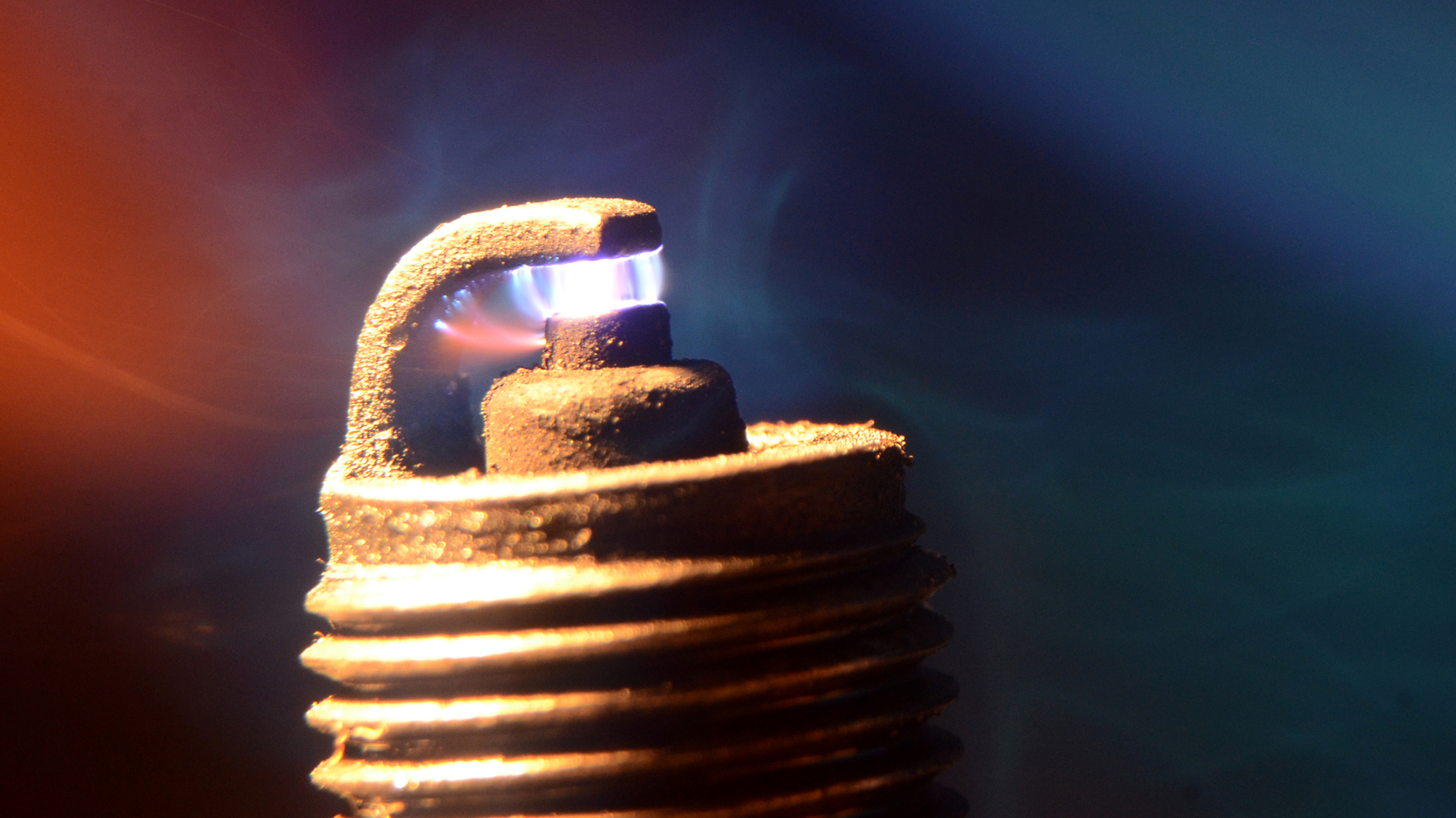 Spark discharge across plug electrodes