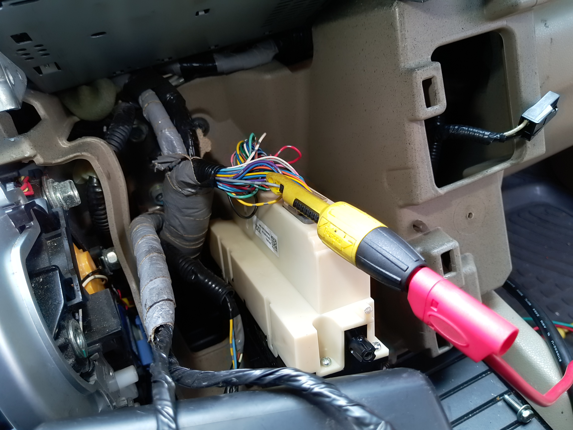 Figure 8- Channel 1 of my scope connected to the gray 5V reference wire at the HVAC control unit.