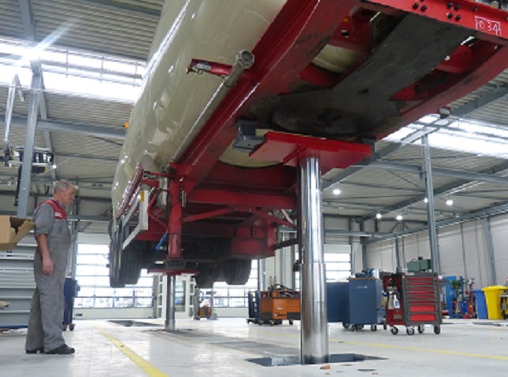 stertil-koni-lift-has-option-for-low-ground-clearance-vehicles