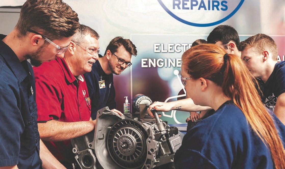 65b835f4441052001e4603e4 Autoservicestudentsreceiveicahnscholarships