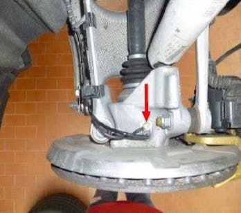 Use the existing mounting bolts to bolt the 500 mm-long ground cable set onto the rear wheel speed sensor. Torque to 8 Nm.