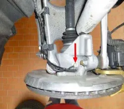 Use the existing mounting bolts to bolt the 500 mm-long ground cable set onto the rear wheel speed sensor. Torque to 8 Nm. Use the existing mounting bolts to bolt the 500 mm-long ground cable set onto the rear wheel speed sensor. Torque to 8 Nm.