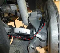 Route the ground cable along the wheel speed sensor cable and secure with tie straps. Ensure correct routing. The ground cables must have sufficient clearance. Route the ground cable along the wheel speed sensor cable and secure with tie straps. Ensure correct routing. The ground cables must have sufficient clearance.