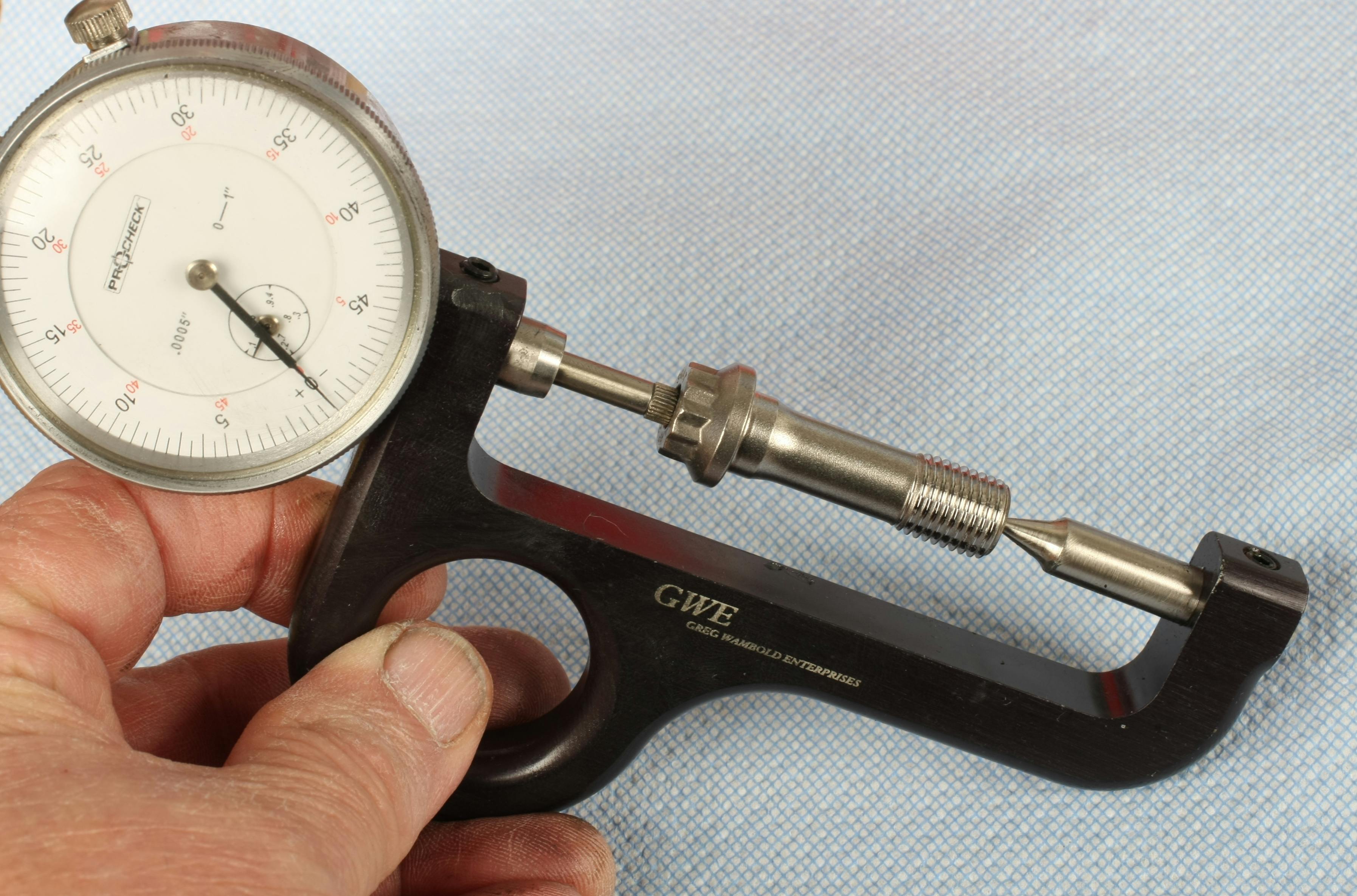 If you wish to monitor rod bolt stretch, the rod bolt is first placed onto the stretch gauge in its relaxed state, and the dial indicator is set at zero. This provides a base reference of bolt length.