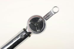 When using a torque wrench extension, always keep the extension in line with the torque wrench body. If the extension clicks off line, stop, straighten it and continue. If you tighten with the extension at an angle, inaccurate torque will be applied. When using a torque wrench extension, always keep the extension in line with the torque wrench body. If the extension clicks off line, stop, straighten it and continue. If you tighten with the extension at an angle, inaccurate torque will be applied.