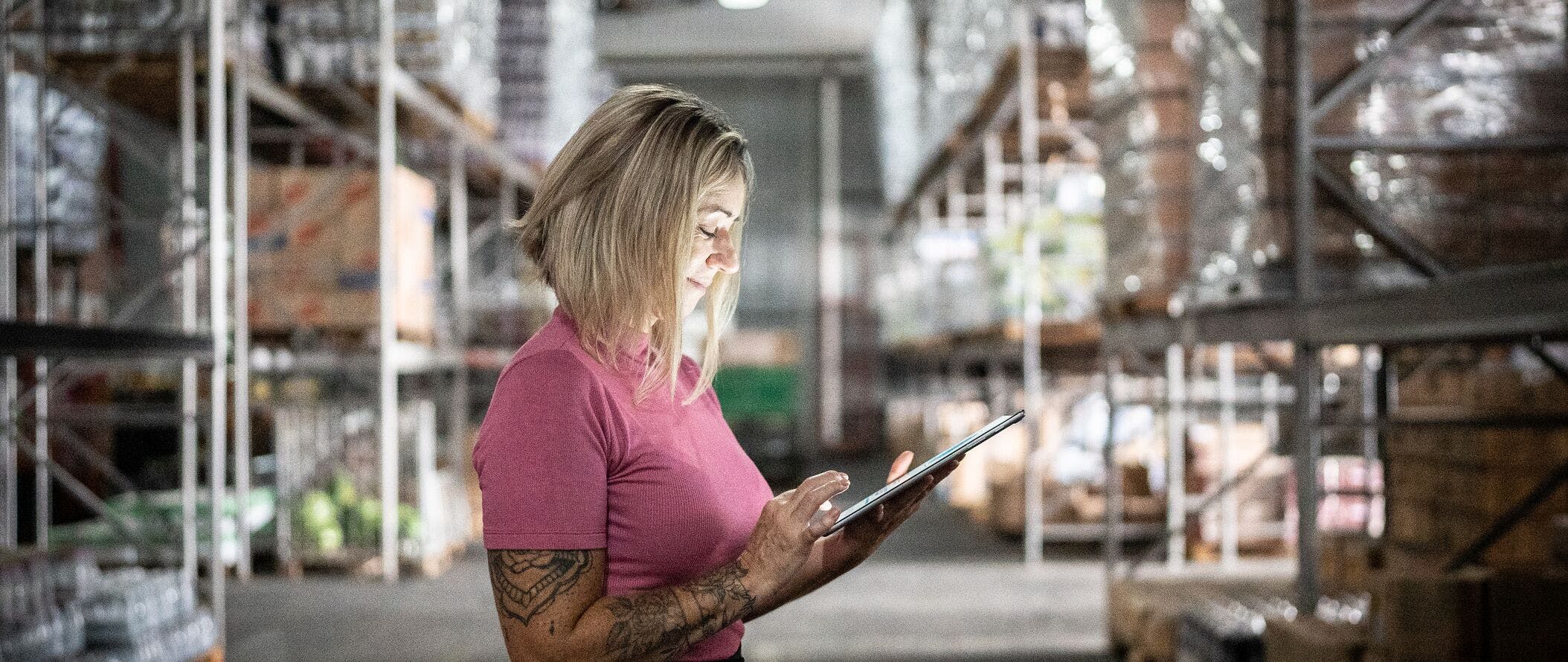 article_bannerdistwomanworkingonadigitaltabletinaw