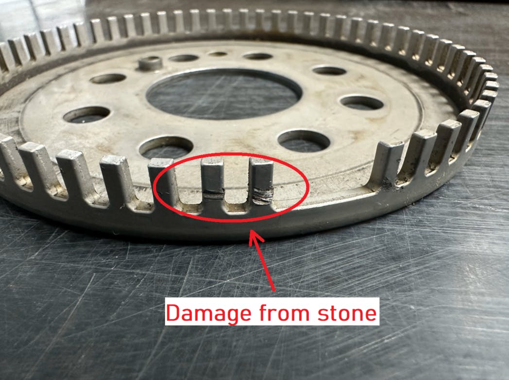 The CKP sensor reluctor was damaged by a stone trapped in the bell housing. The anomaly caused in the CKP signal confused the PCM and the software lost synchronization for the ignition coils and fuel injectors.