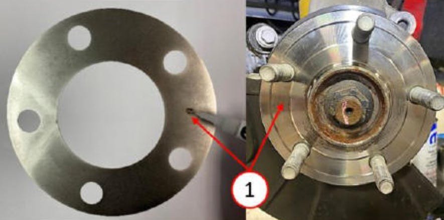 Apply adhesive to the contact areas of the friction discs to the hub (see arrows).