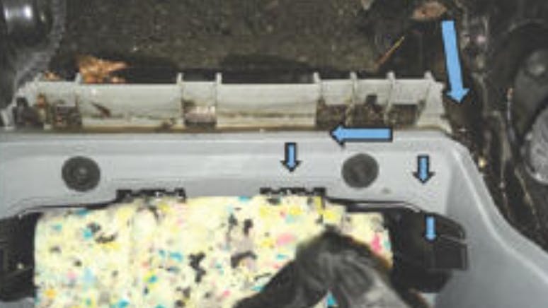 The blue arrows show you where to inspect for traces of water.
