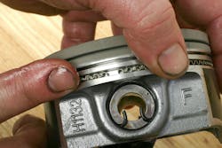 The ends of the oil ring expander must butt together. Avoid overlapping the ends. The ends of the oil ring expander must butt together. Avoid overlapping the ends.