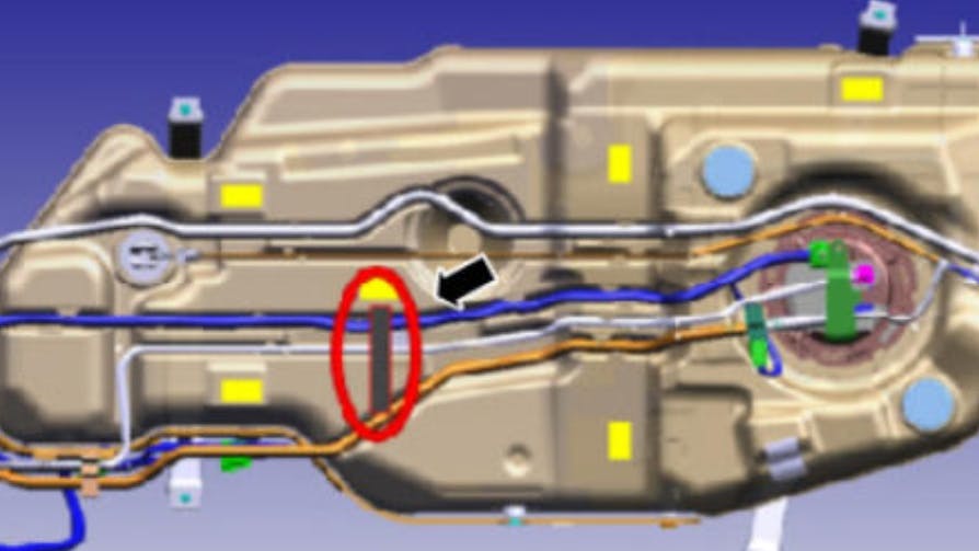 Clean the top of the fuel tank in the indicated location.