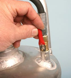 Once the tank’s outlet hose is connected to the engine’s oil port, open the valve to allow oil to be forced into the engine. The spark plugs and valve covers must be removed. This allows you to view the rockers and to manually rotate the crankshaft. Once the tank’s outlet hose is connected to the engine’s oil port, open the valve to allow oil to be forced into the engine. The spark plugs and valve covers must be removed. This allows you to view the rockers and to manually rotate the crankshaft.