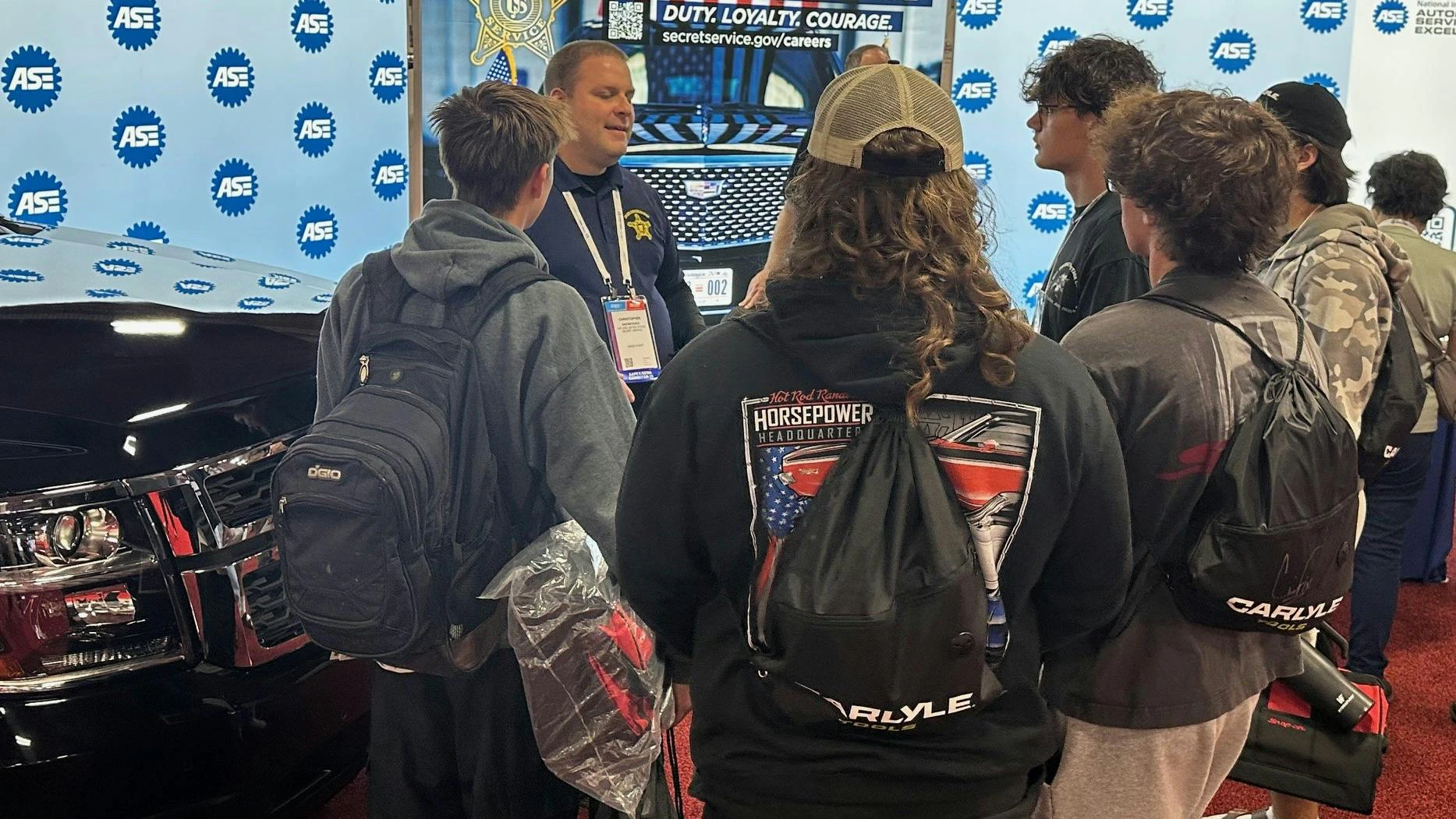 698233e8576ab958e03fdd39 Asesecret Service