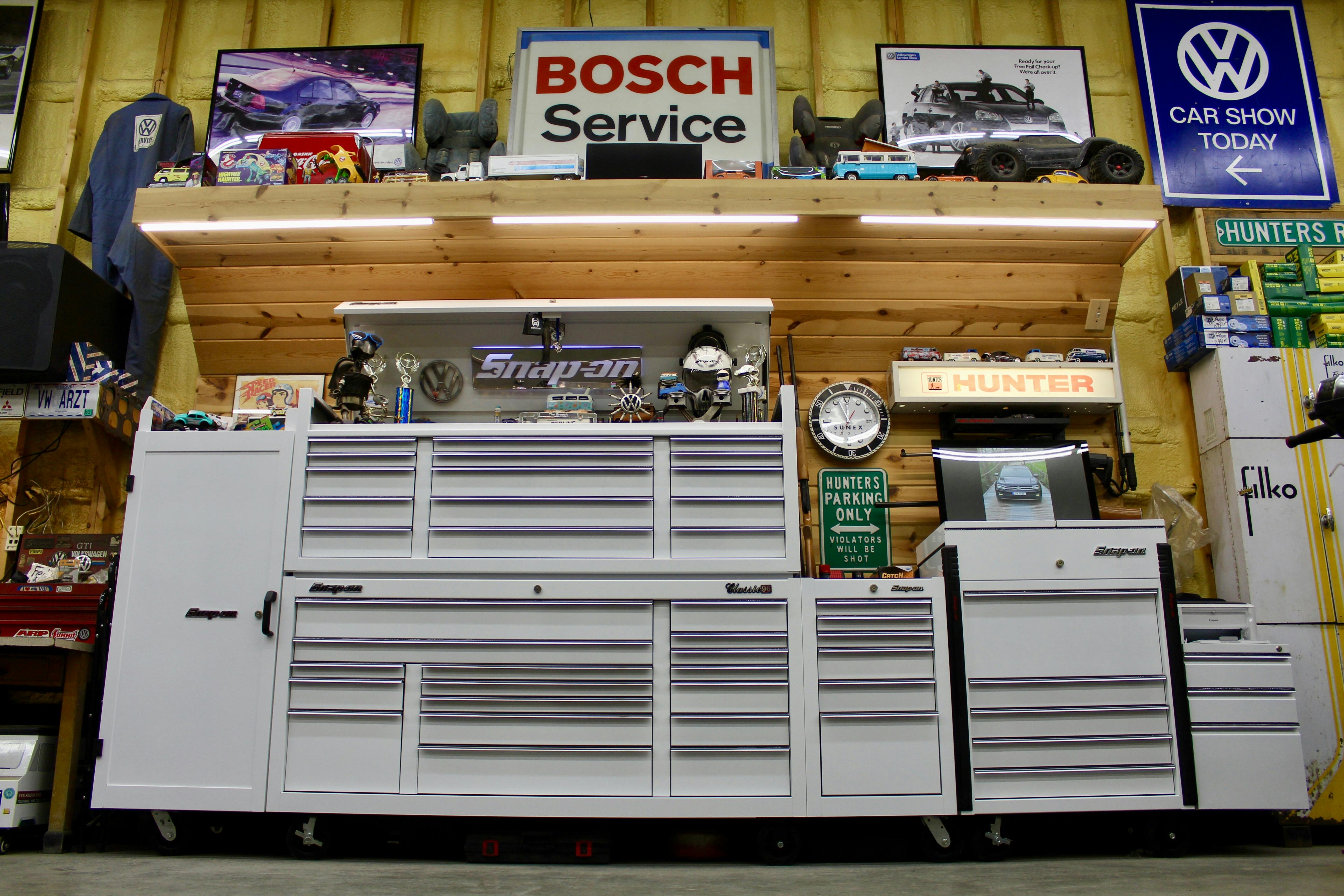 The white finish immediately sets this Snap-on box apart, a deliberate choice rooted in a dealership mindset where cleanliness is part of the job.