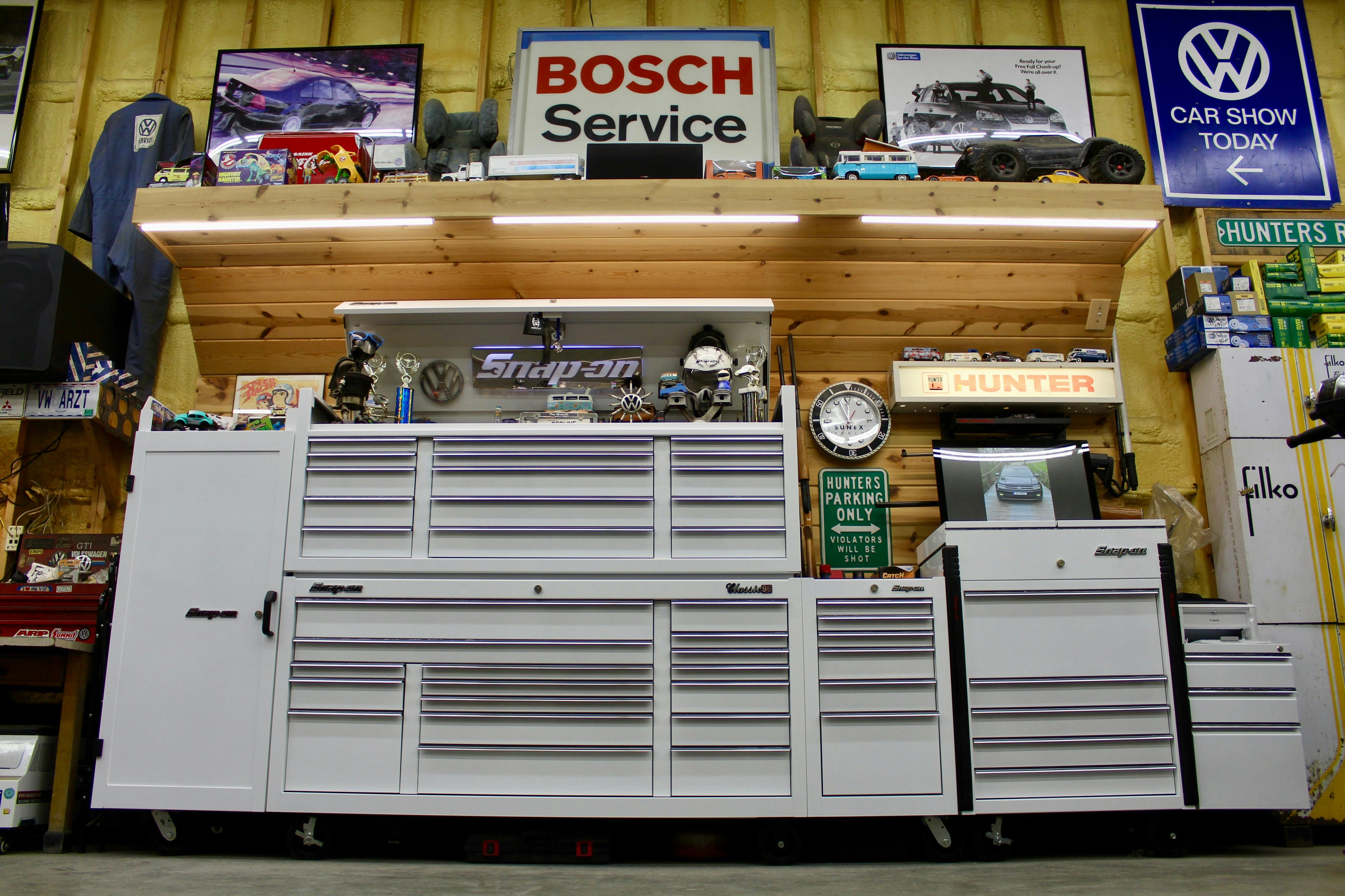 The white finish immediately sets this Snap-on box apart, a deliberate choice rooted in a dealership mindset where cleanliness is part of the job.