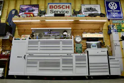 The white finish immediately sets this Snap-on box apart, a deliberate choice rooted in a dealership mindset where cleanliness is part of the job. The white finish immediately sets this Snap-on box apart, a deliberate choice rooted in a dealership mindset where cleanliness is part of the job.