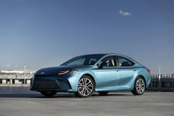 2026_camry_xle_awd_oceangem_012
