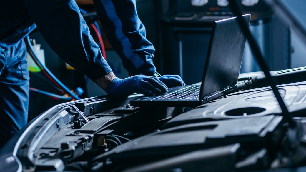 web_size_crop_pngclose_up_hands_of_auto_electricia