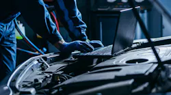 web_size_crop_pngclose_up_hands_of_auto_electricia
